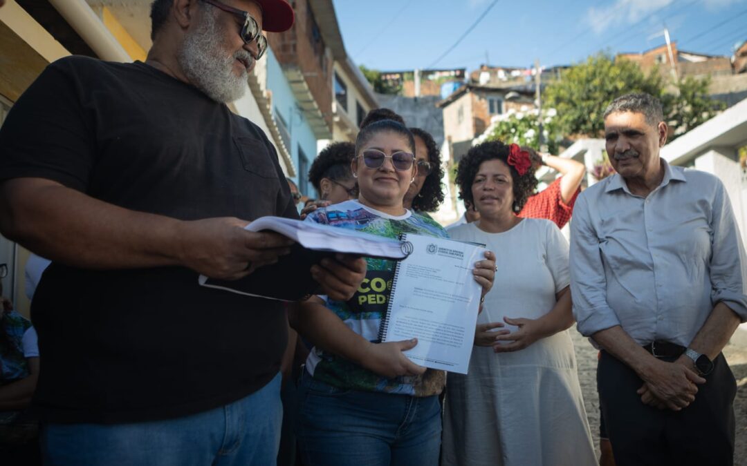 Dani Portela visita bairro do Coqueiral que vive sob risco de deslizamento de barreiras
