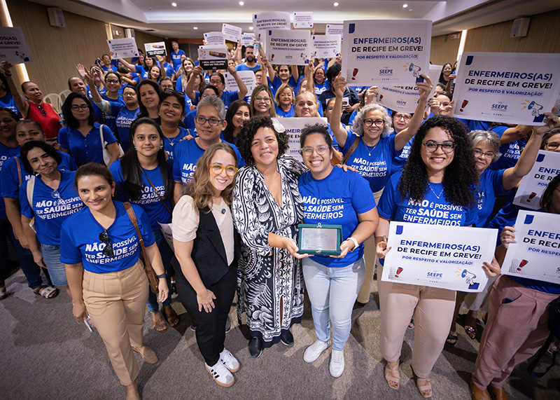 Dani Portela homenageia profissionais da enfermagem com Voto de Aplauso